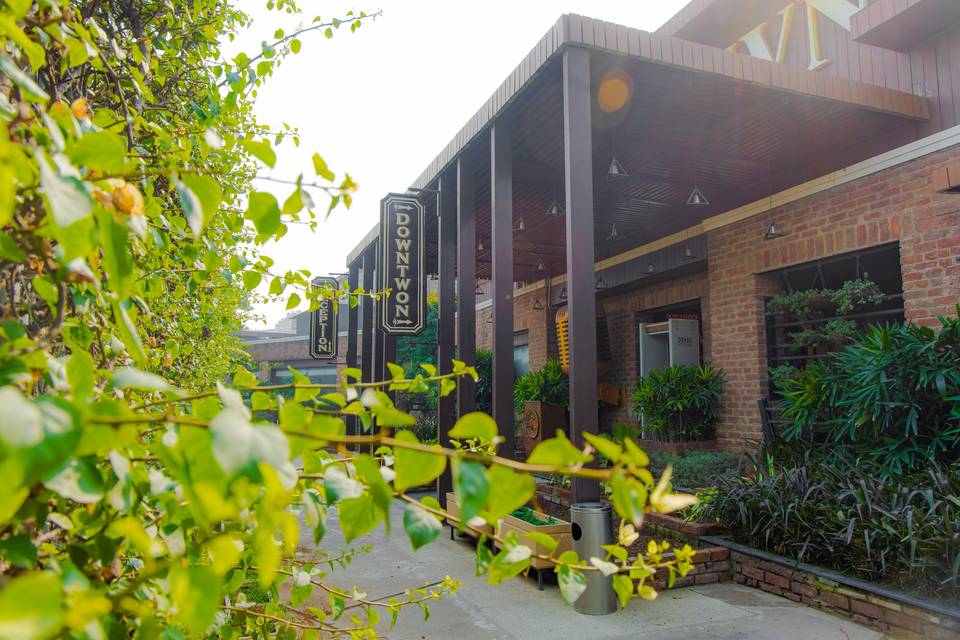 DOWNTOWN restaurant outside 2