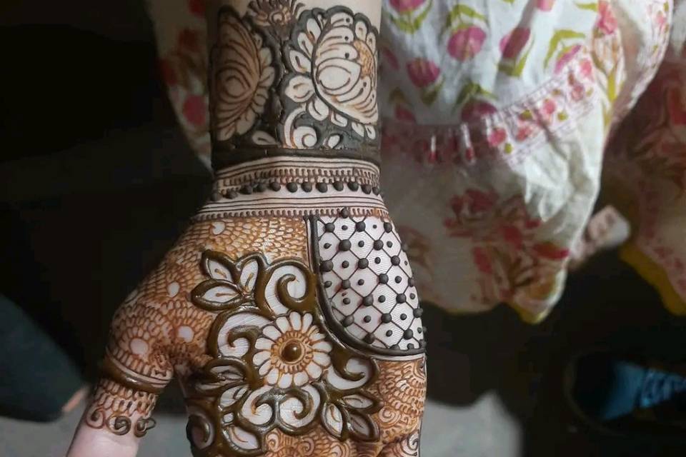 Cutwork mehendi