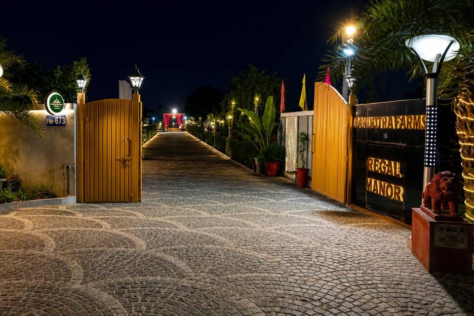 Entrance from thee gate