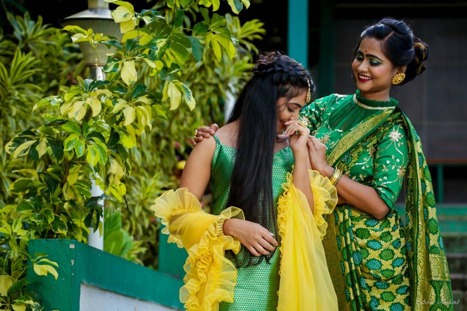 180318) -- MUMBAI, March 18, 2018 -- Indian people wear traditional clothes  as they celebrate Gudi