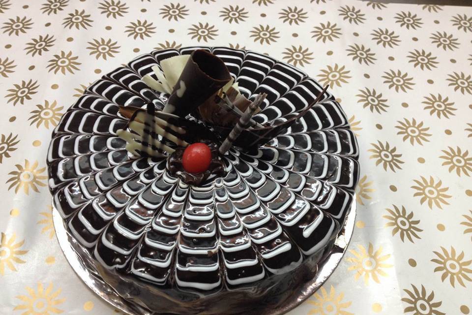 Send Black and White Pilot cake Online - GAL21-96046 | Giftalove