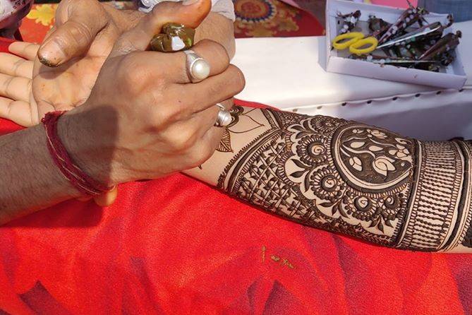 1,480 Likes, 4 Comments - Poonam Bridal Henna Artist (@poonams_mehendi) on  Insta… | Dulhan mehndi designs, Karva chauth mehndi designs, Mehndi designs  for beginners