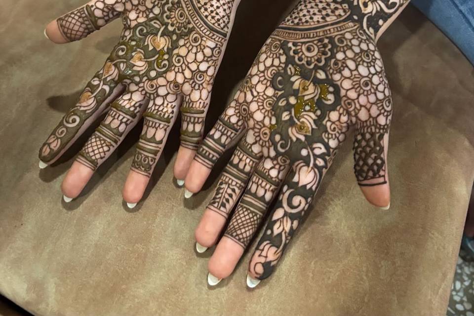 Skyandhenna by Skyali Gupta