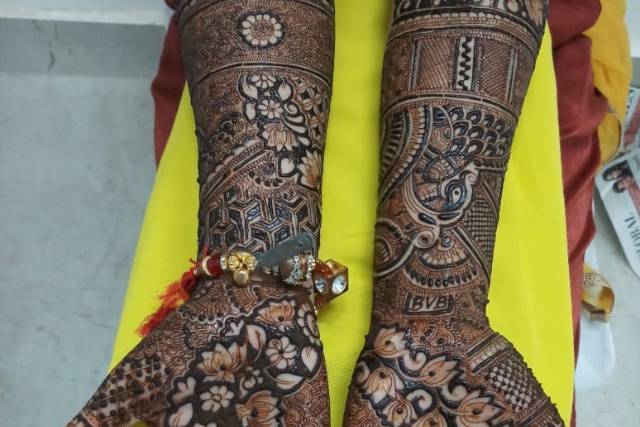 9 Beautiful and Trendy Stone Studded Mehndi Designs | Styles At Life