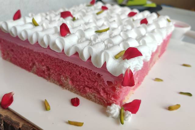 Sunkissed... Love what the sunlight is doing to my cake! In picture,is a  Verry Berry cake with fresh rose's...simple, elegant and… | Instagram