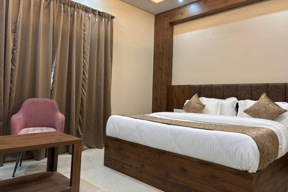 DELUXE ROOM