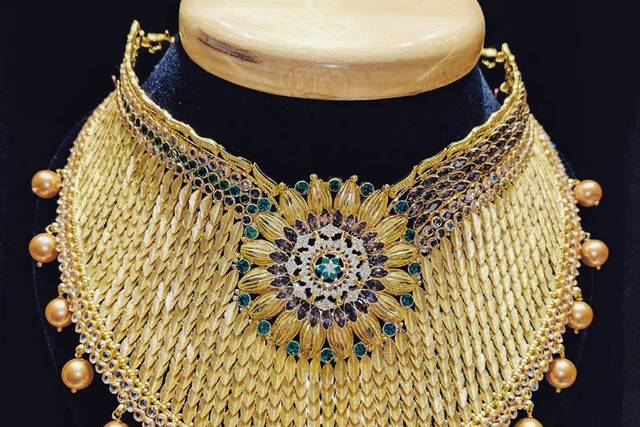 Anand Jewellers on X: Want a unique look for a friend's marriage