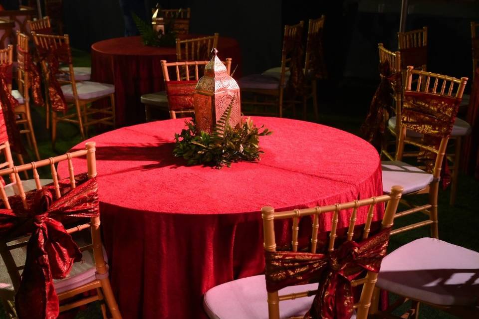 Round table and centerpiece