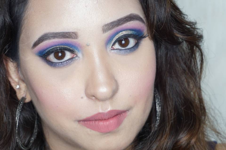 Cut crease look