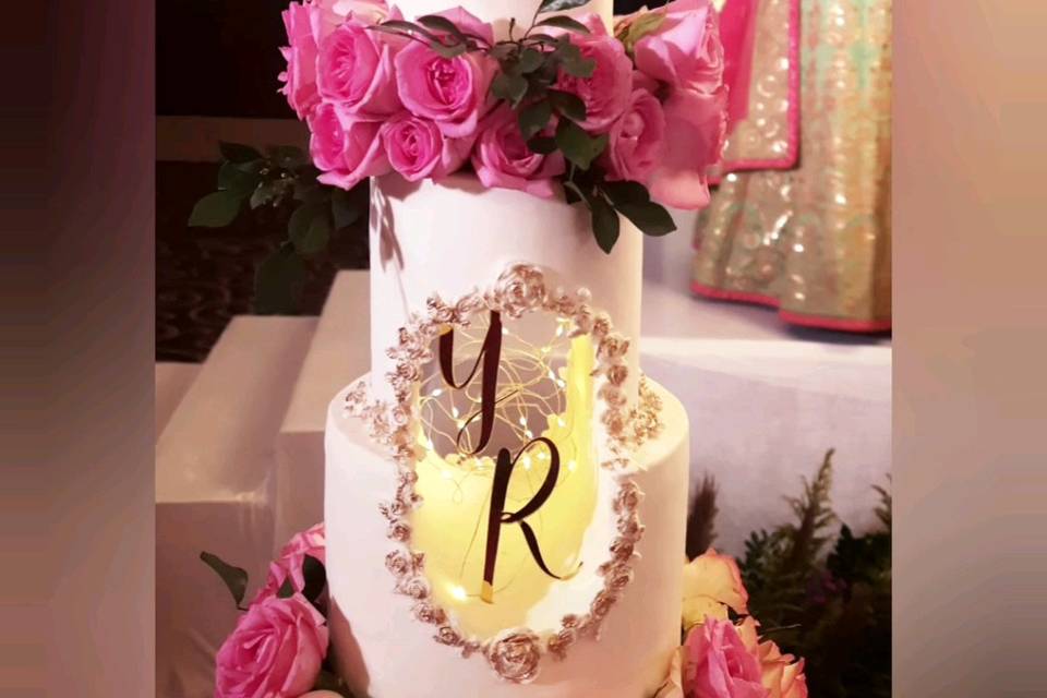 A 4 tier wedding cake