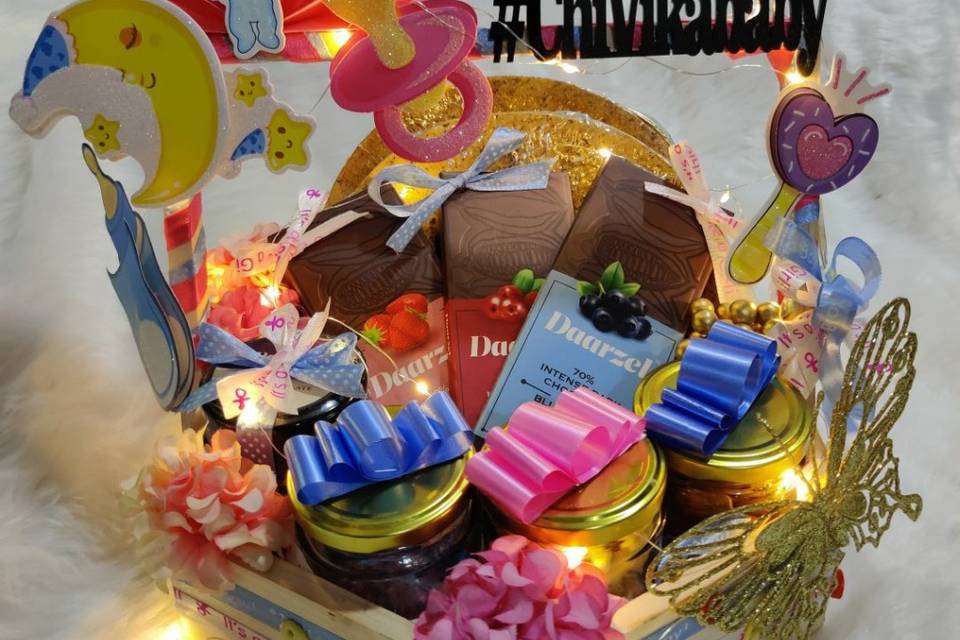 Baby announcement hamper