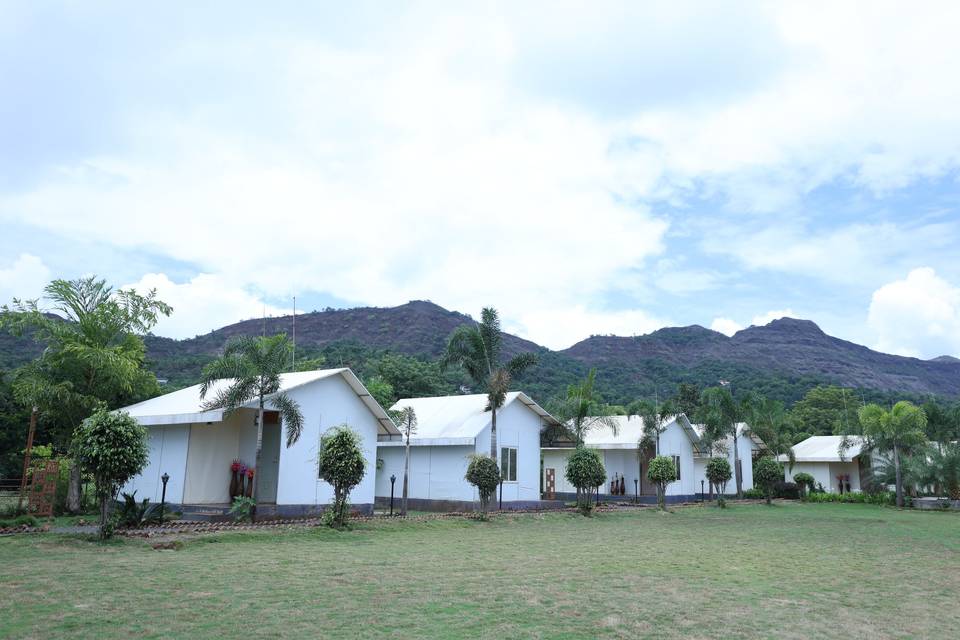 Giri Sarovar Resort