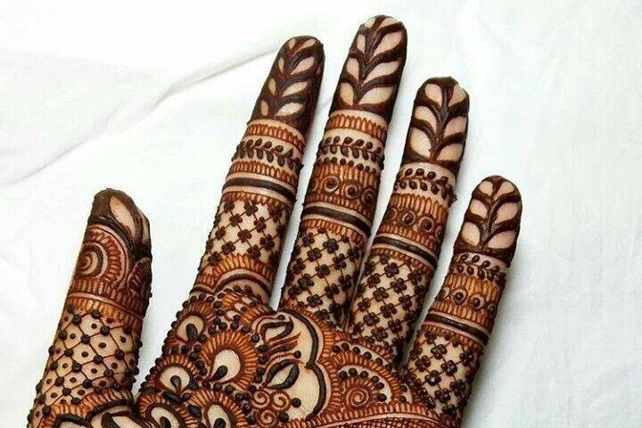 Mehndi designs for karwa chauth 2020 - करवा चौथ के दिन हाथों में रचाएं ये मेहंदी  डिज़ाइन