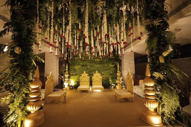 Lobby Area adjacent Indiroyal