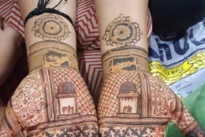 Sider mehndi with elegant art