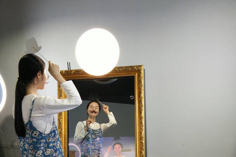 VEEVA Selfie Mirror Photo Booth