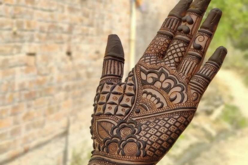 Anmol mehandi artist