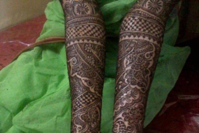 Henna hands painted with paisley | Henna or mehndi is not a … | Flickr