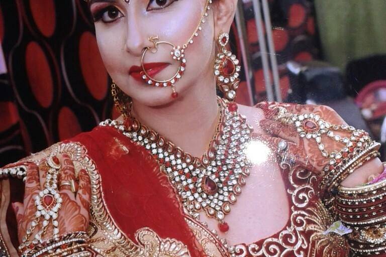 Aakasha & Gold Beauty Parlour