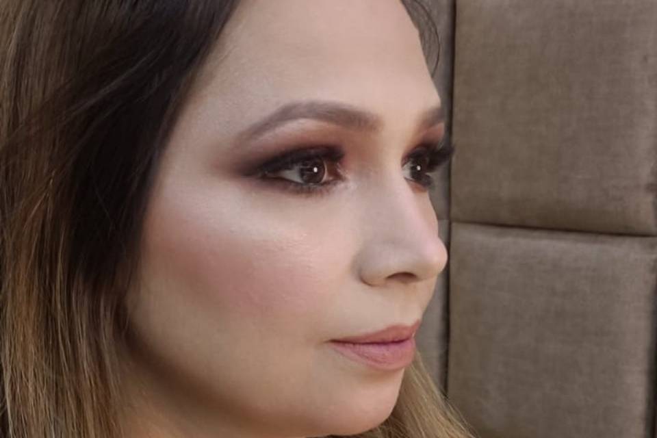 Party make-up nude smokey eyes