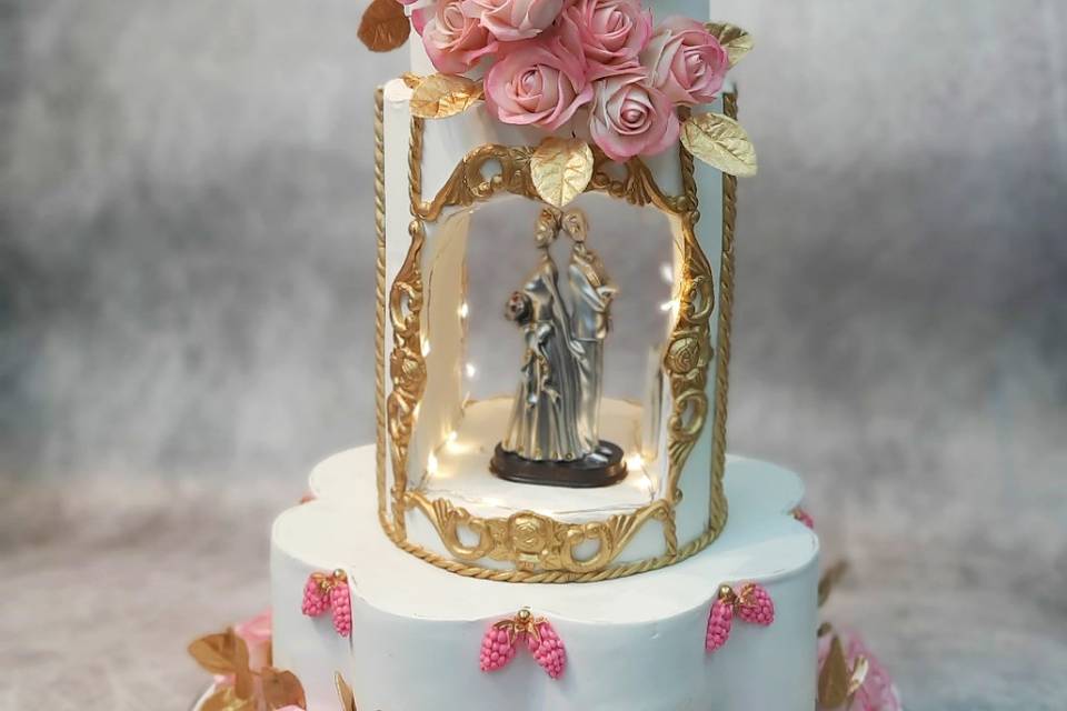 Couple statue wedding cake