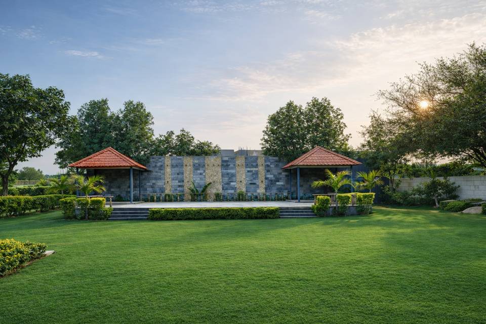 Paradise Poolside Lawn