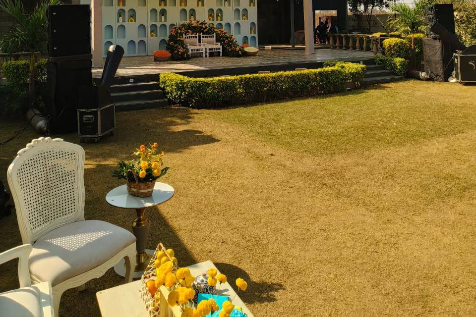 The Paradise Pool Lawm