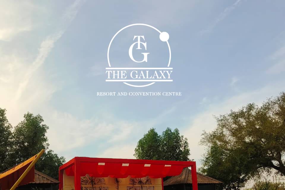 The Paradise Pool Lawm