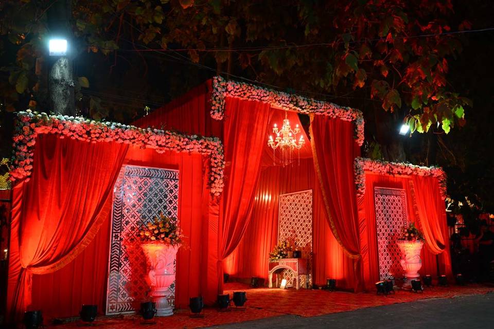 Royal Red Entrance Decor