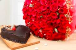 Chocolate cake and red roses bouquet