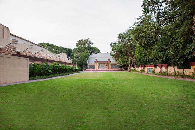 Outdoor lawn