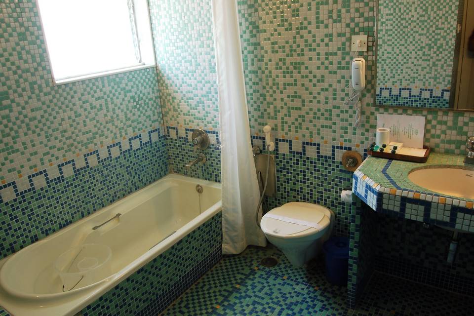 Peacock Suite Bathroom