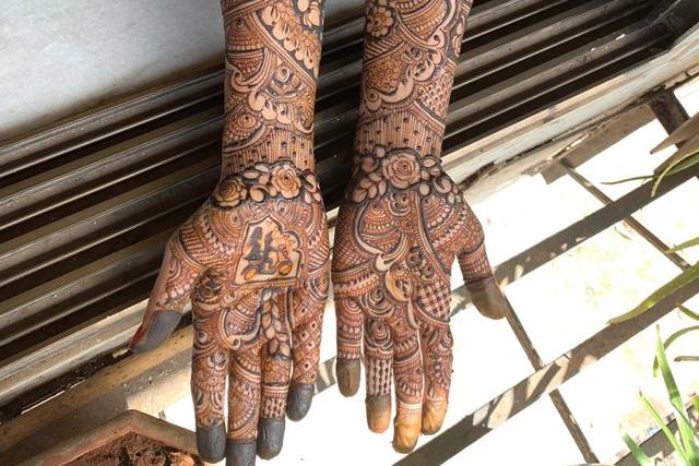 Minimalist design for... - Mehendi Artist Komal Kishor Khot | Facebook