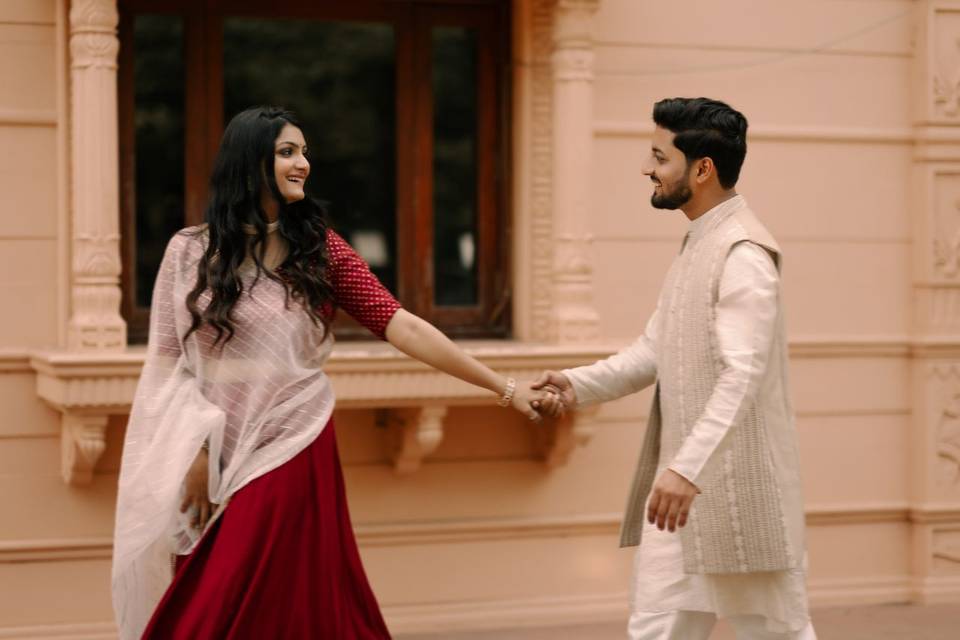 Traditional couple walking por