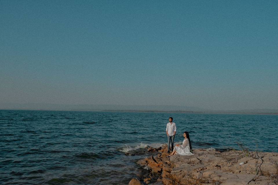 Seaside bridal silhouette - In