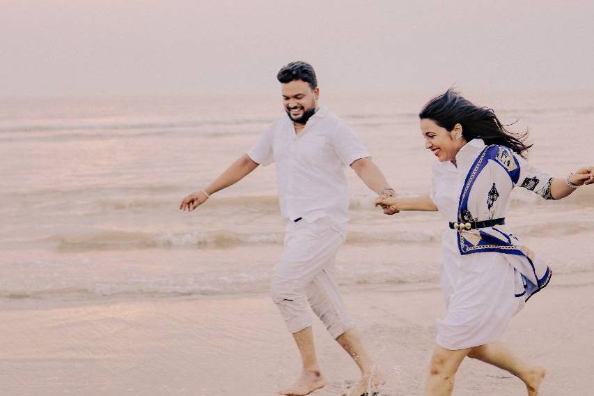 Playful beach pre-wedding mome