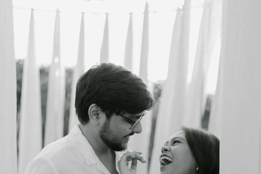 Candid couple laughter - Infin