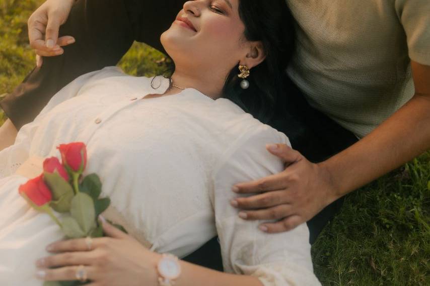 Candid couple embrace - Infini