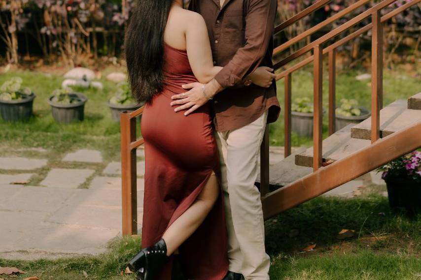 Garden pre-wedding embrace - I