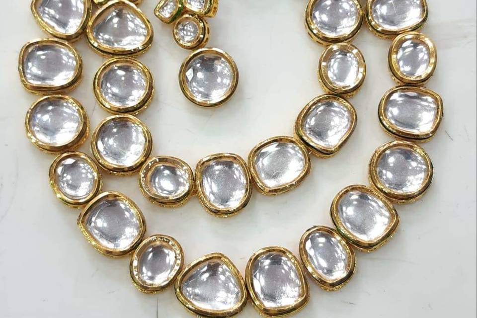 Bold kundan layered set