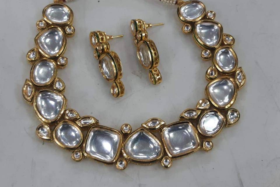 Bold kundan collar