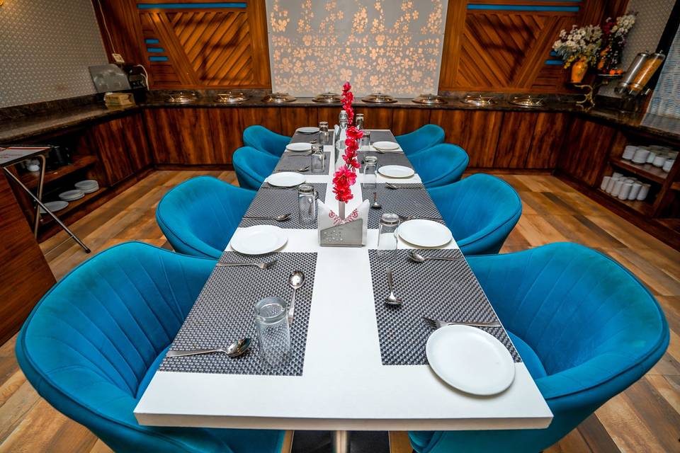 The Golden Apple, Lucknow