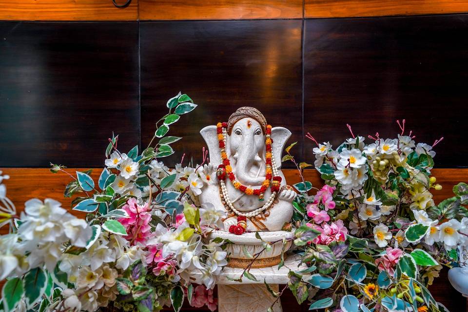 The Golden Apple, Lucknow