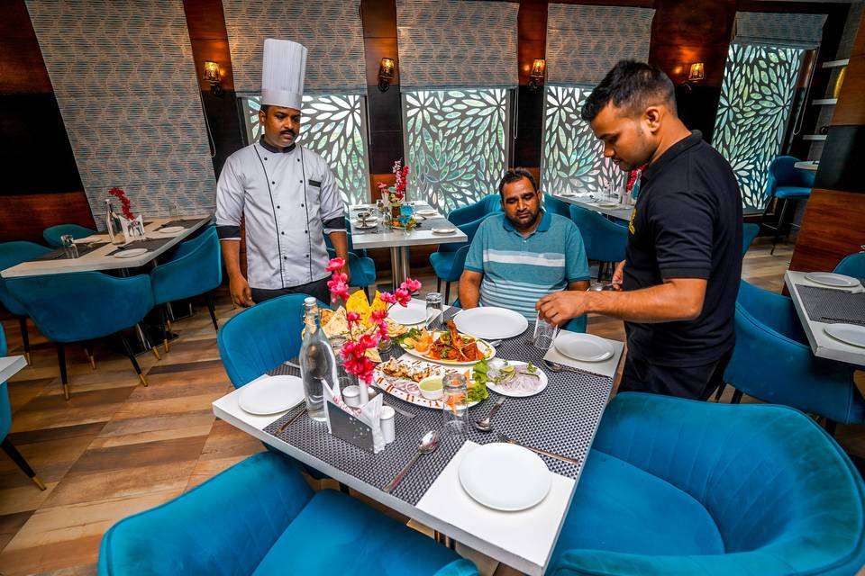 The Golden Apple, Lucknow