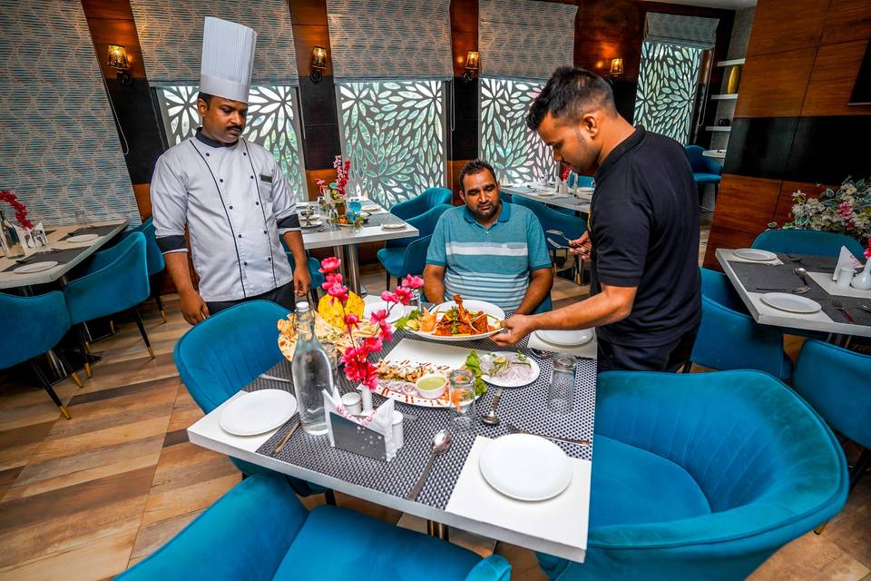 The Golden Apple, Lucknow