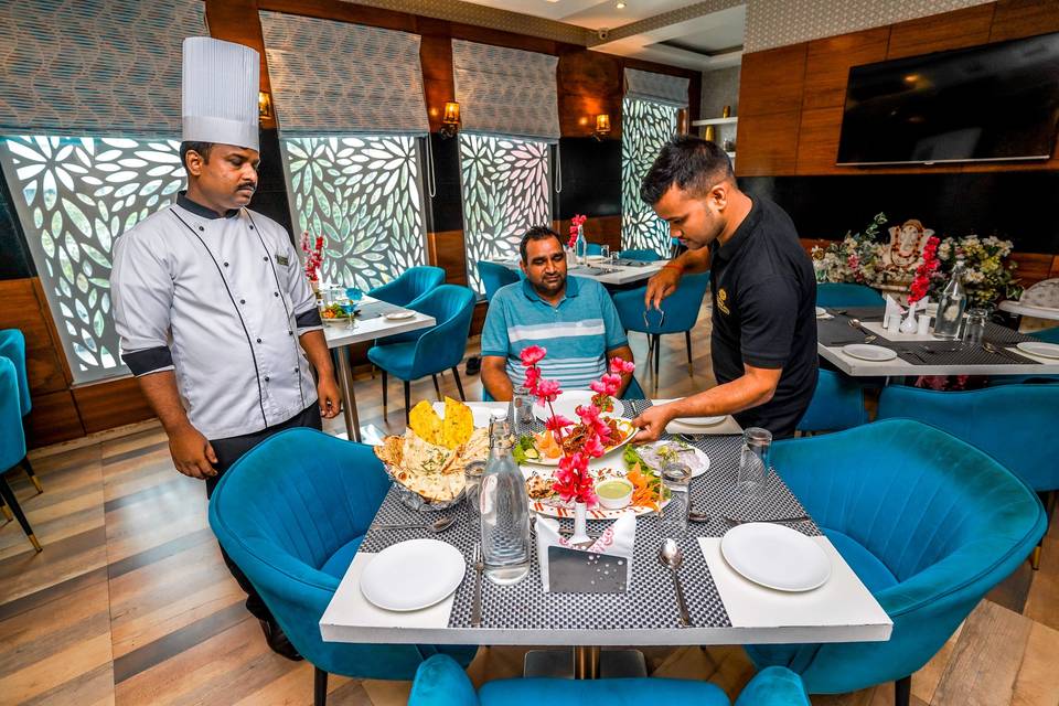 The Golden Apple, Lucknow