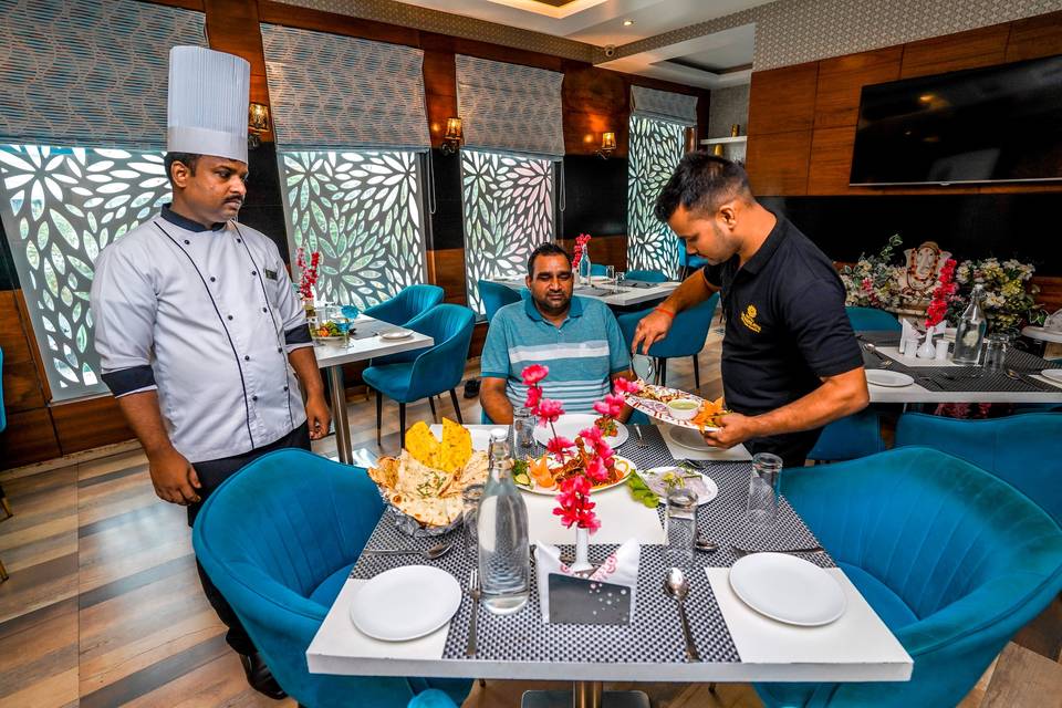 The Golden Apple, Lucknow