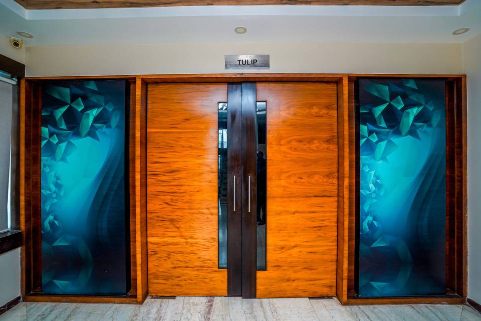 The Golden Apple, Lucknow