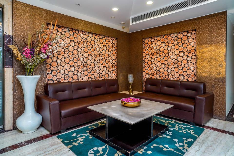 The Golden Apple, Lucknow