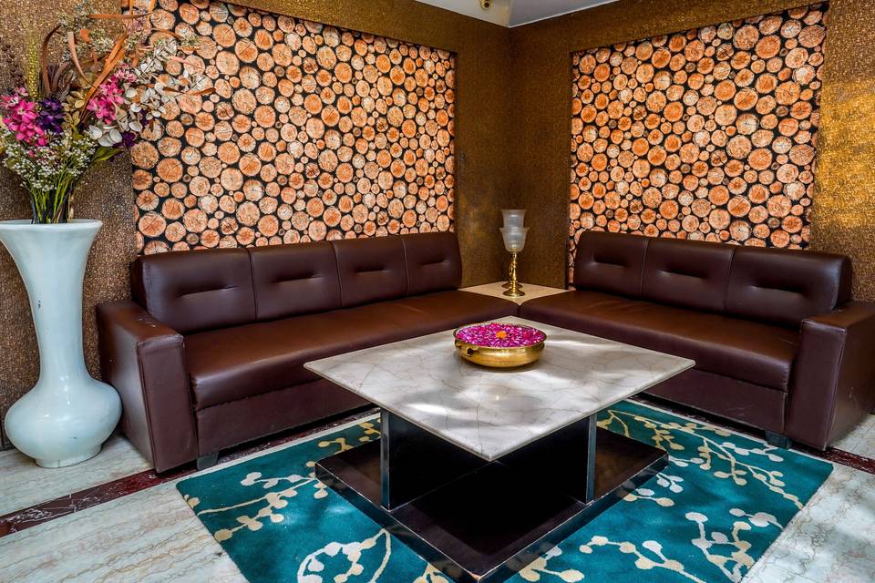 The Golden Apple, Lucknow